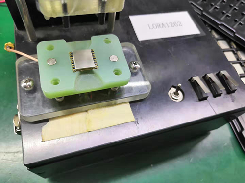 Setzen Sie das LoRa-Modul LoRa1262 in der richtigen Ausrichtung in die Halterung des Produktfunktionsprüfstands ein