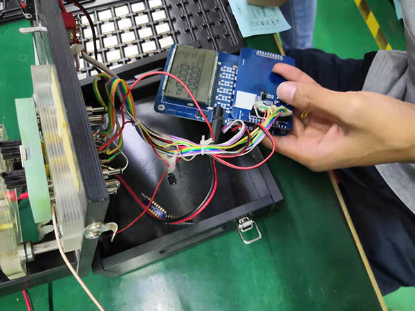 Stellen Sie die Parameter des Moduls im Produktfunktionsteststand und auf der DEMO-Karte gleich ein