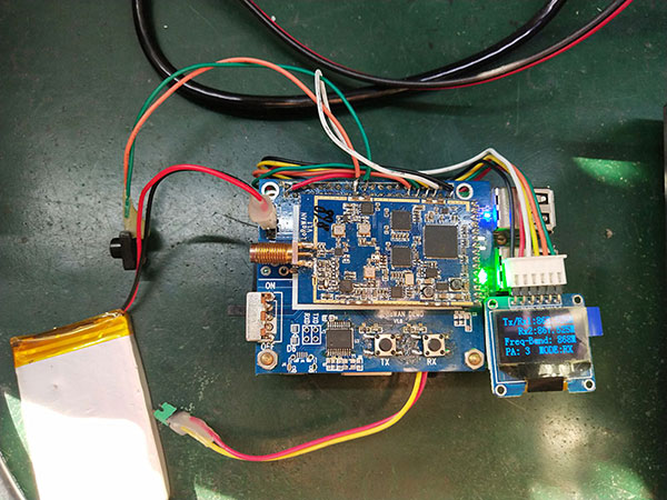Während des Kommunikationstests blinkt das grüne Licht auf der Empfangsplatine